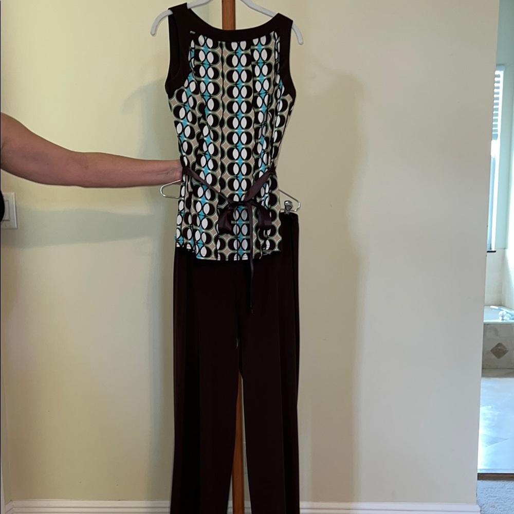 Studio I Brown and Blue Set with Streamlined Silhouette